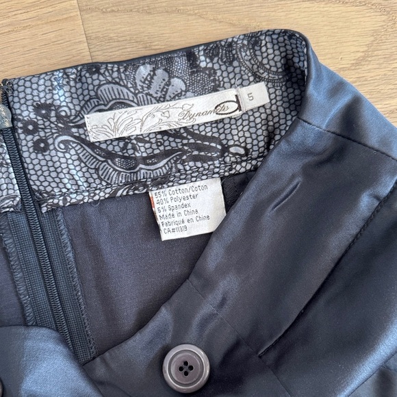 🖤 Dynamite Charcoal Mini Skirt with Button Accents
Size 5 - Picture 4 of 6